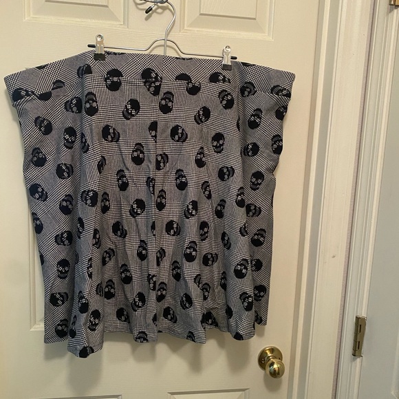 EUC Torrid Skull Print Skirt Size 5X - Picture 4 of 4